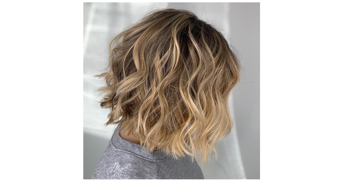 mulher com cabelos com mechas loiras